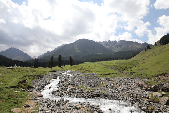 高山溪水