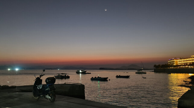 深圳大鹏海边夜幕降临前的景色