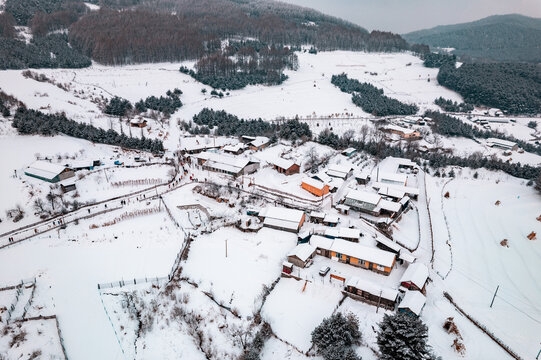 吉林松岭雪村冬季东北农村雪景