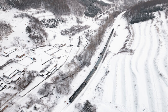 吉林松岭雪村火车冬季农村雪景