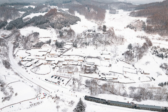 吉林松岭雪村火车冬季农村雪景