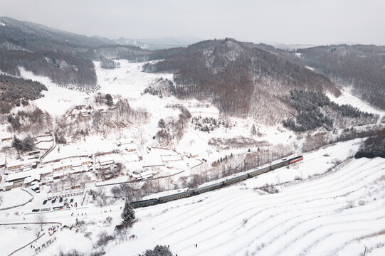 吉林松岭雪村火车东北农村雪景