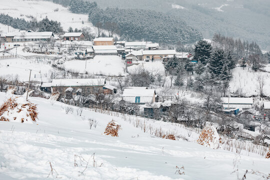 吉林松岭雪村冬季东北农村雪景