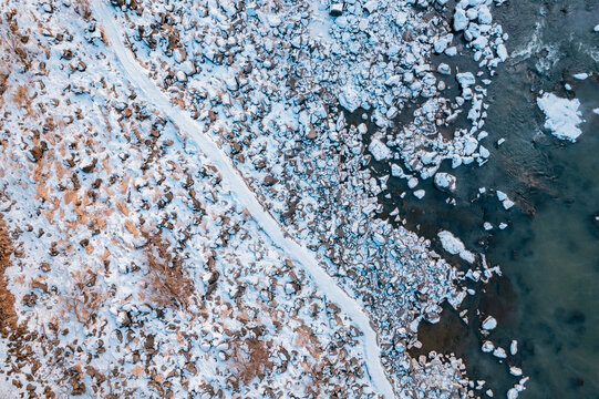冬季东北结冰河流小溪小路