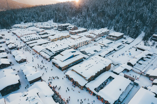 航拍雪乡雪景旅游民宿东北农村