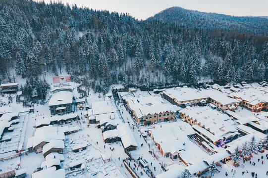 航拍雪乡雪景旅游民宿东北农村