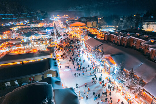 航拍雪乡夜景雪景旅游民宿东北