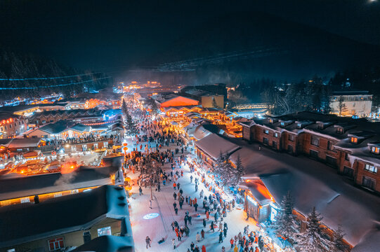 航拍雪乡夜景雪景旅游民宿东北