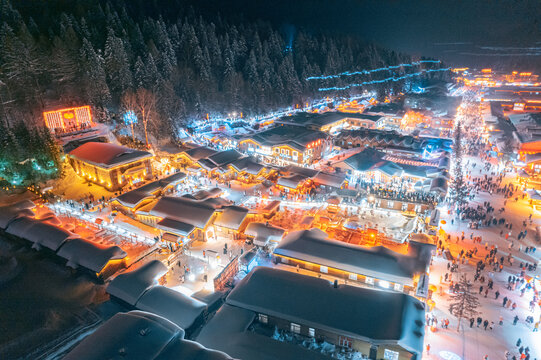 航拍雪乡夜景雪景旅游民宿东北