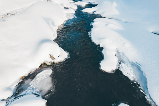 冬季东北结冰河流小溪