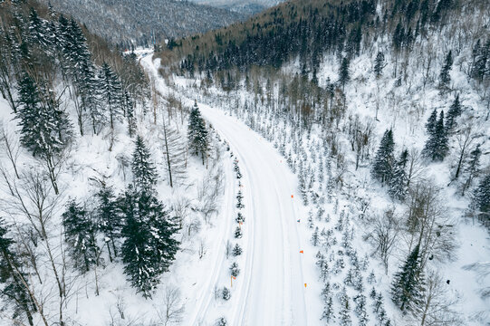 航拍雪乡雪景旅游民宿东北农村