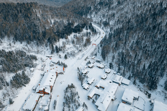 航拍雪乡雪景旅游民宿东北农村