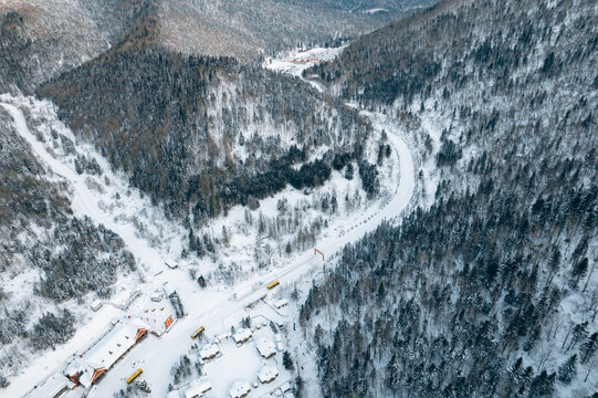 航拍雪乡雪景旅游民宿东北农村