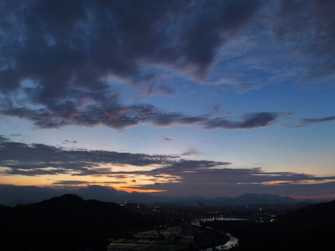 山区农村日出