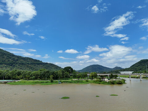 山峰河流