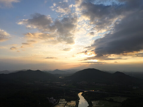 山区天空晚霞