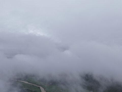 雨雾山林河流