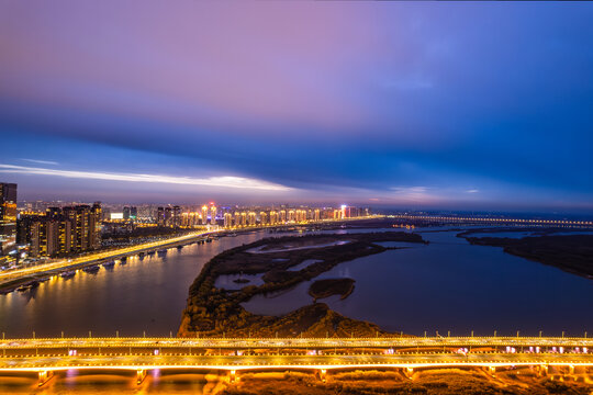 中国哈尔滨松花江公路大桥夜景