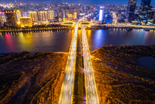 中国哈尔滨松花江公路大桥夜景