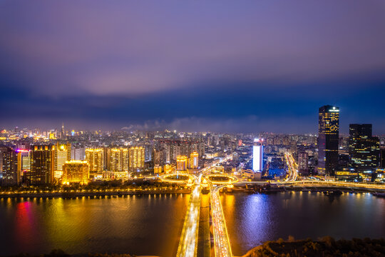 中国哈尔滨松花江公路大桥夜景