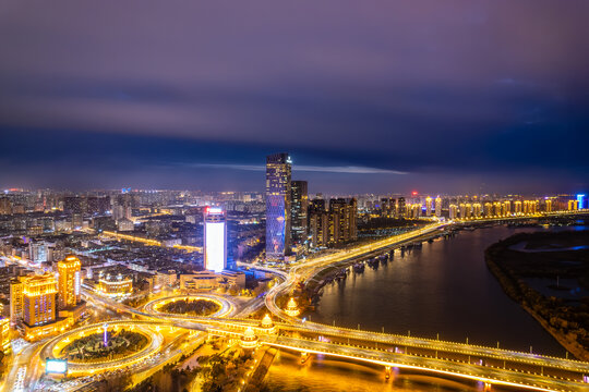 中国哈尔滨松花江公路大桥夜景