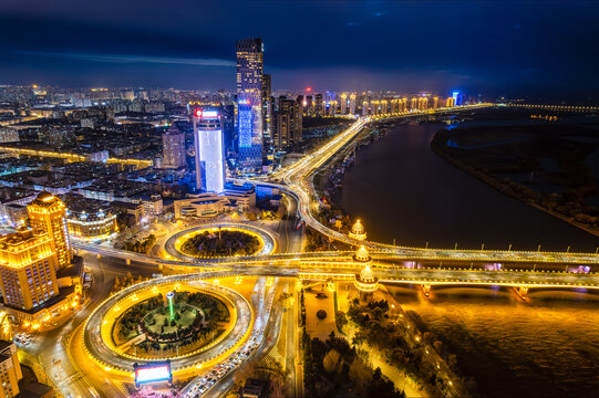 中国哈尔滨松花江公路大桥夜景