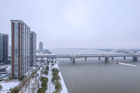 冬天雪后中国哈尔滨松花江铁路桥