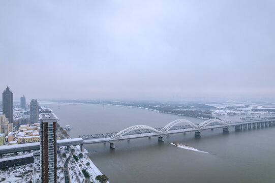 冬天雪后中国哈尔滨松花江铁路桥