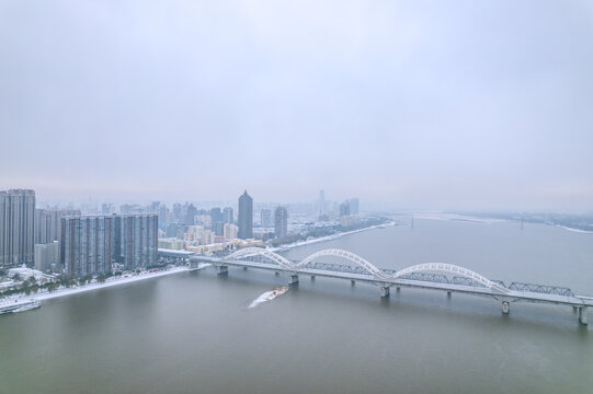 冬天雪后中国哈尔滨松花江铁路桥