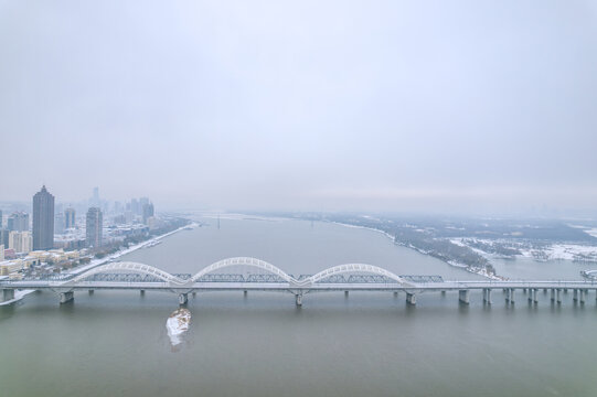 冬天雪后中国哈尔滨松花江铁路桥