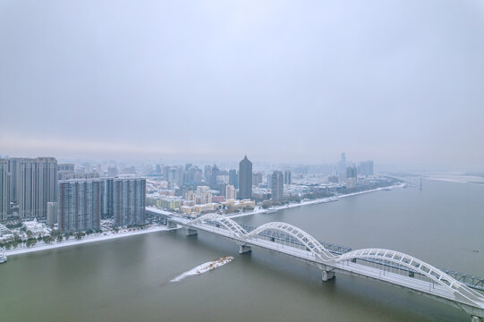 冬天雪后中国哈尔滨松花江铁路桥