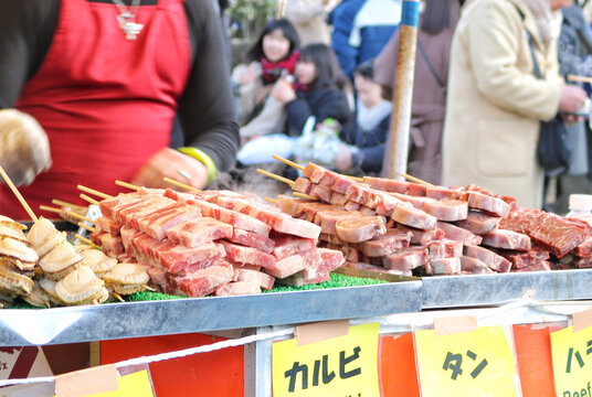 日本浅草寺的美食摊点