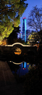 旗峰公园水池内看国贸夜景倒影