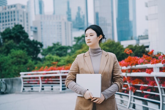 行走在城市桥上的自信女性