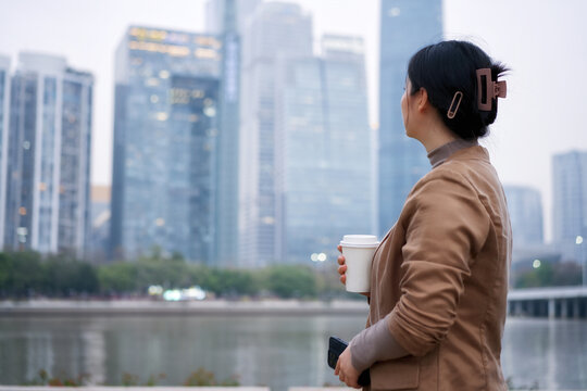 专业人士在户外凝视城市景观街景