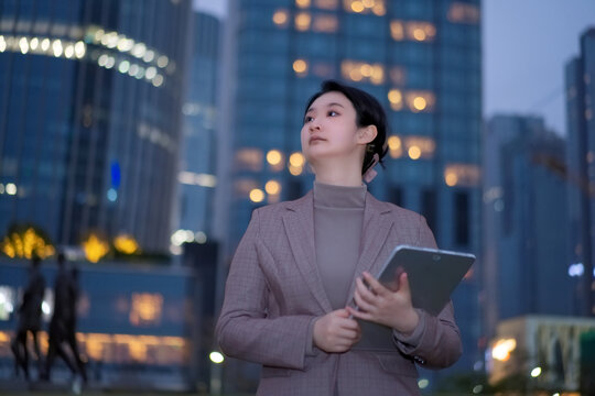 城市夜晚里敬业女性游览电子邮件