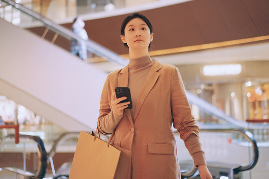 年轻女性手机支付购物之旅