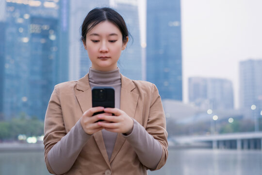 户外城市景观中职业女性查看手机