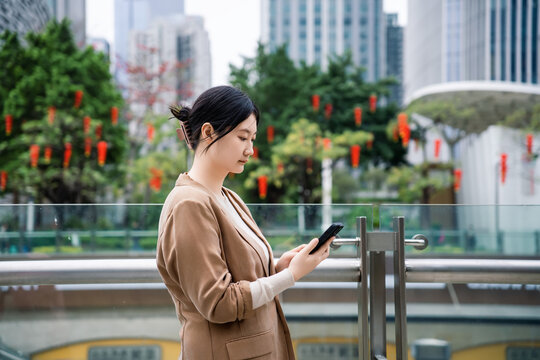 职业女性在户外游览电子邮件