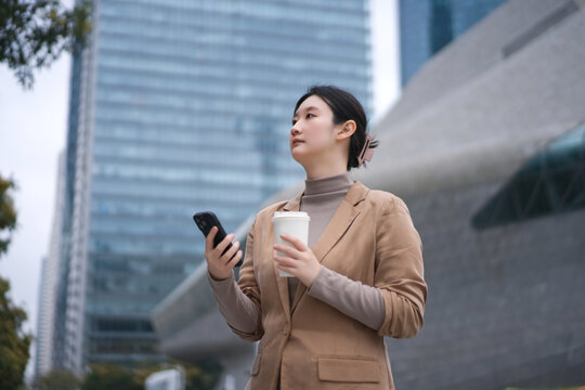 城市景观中职业女性使用手机