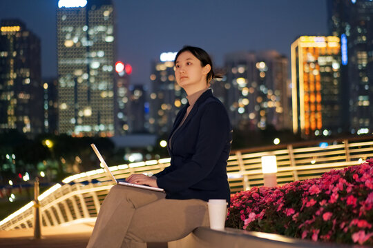 城市夜晚里年轻女性多任务处理