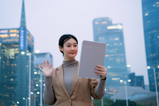 傍晚职业女性用电脑打视频会议