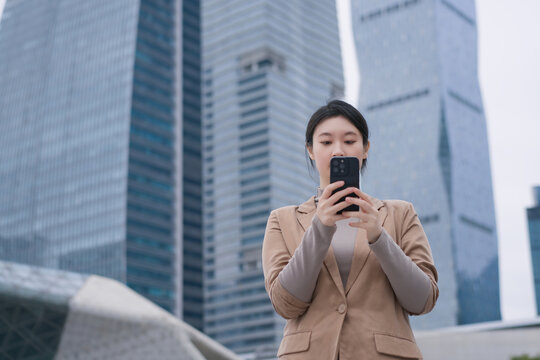 办公楼外职业女性游览电子邮件