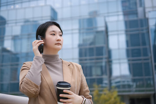 职业女性在户外打电话