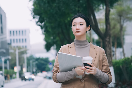 自信的专业户外持平板电脑