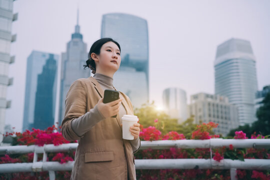 自信的年轻女商人喝咖啡休息