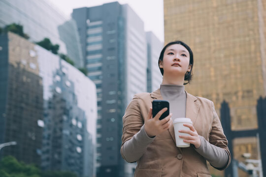 职业女性使用智能手机进行度假