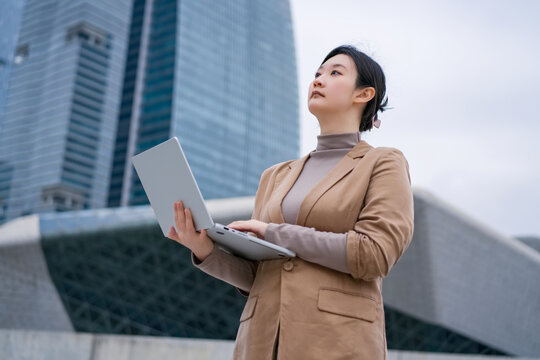 职业女性在办公室外在平板上工作