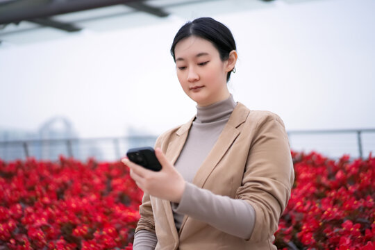 职业女性用科技驾驭城市生活