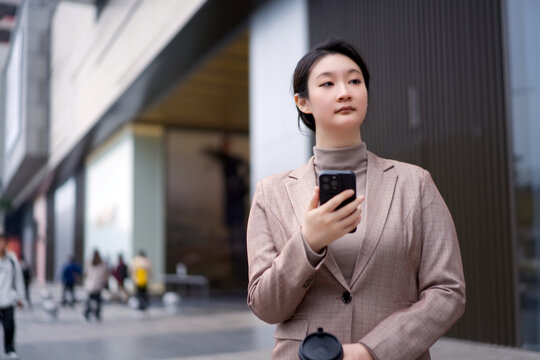 自信女性在户外喝咖啡茶歇